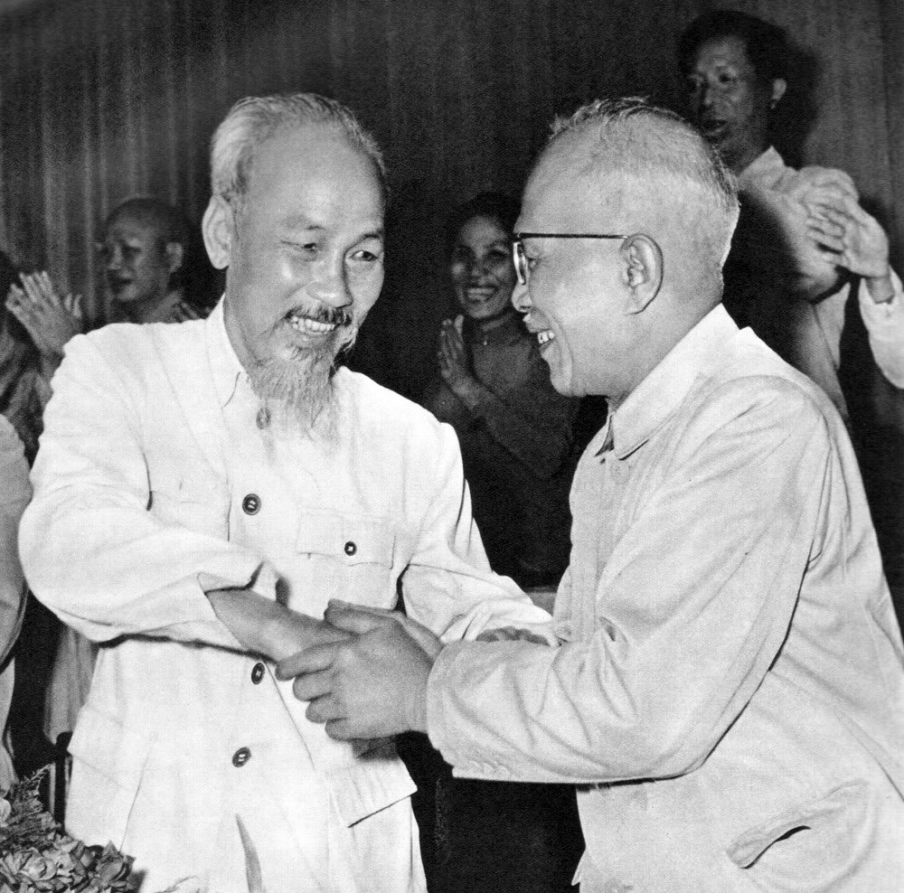 Chu-tich-HoChiMinh-Va-Ton-Duc-Thang2.jpg